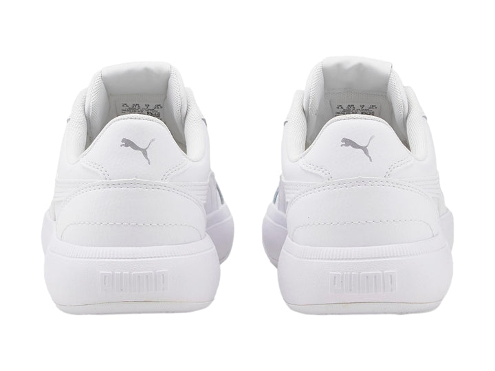 Tenis PUMA blancos de estilo deportivo y casual con suela plana y cordones.