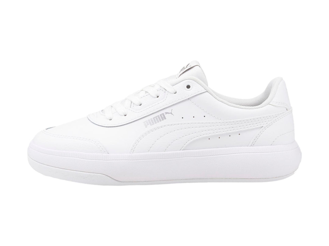 Tenis PUMA blancos de estilo deportivo y casual con suela plana y cordones.