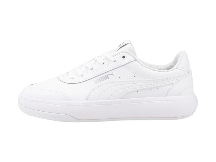 Tenis PUMA blancos de estilo deportivo y casual con suela plana y cordones.