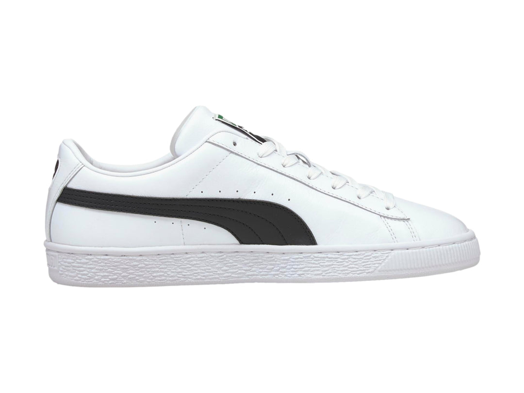 Tenis PUMA Basket Classic XXI en color blanco con franja lateral negra y suela blanca.