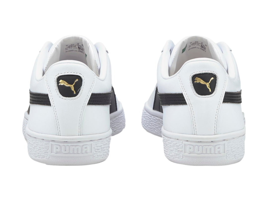 Tenis PUMA Basket Classic XXI en color blanco con franja lateral negra y suela blanca.