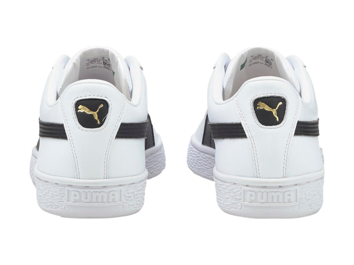 Tenis PUMA Basket Classic XXI en color blanco con franja lateral negra y suela blanca.