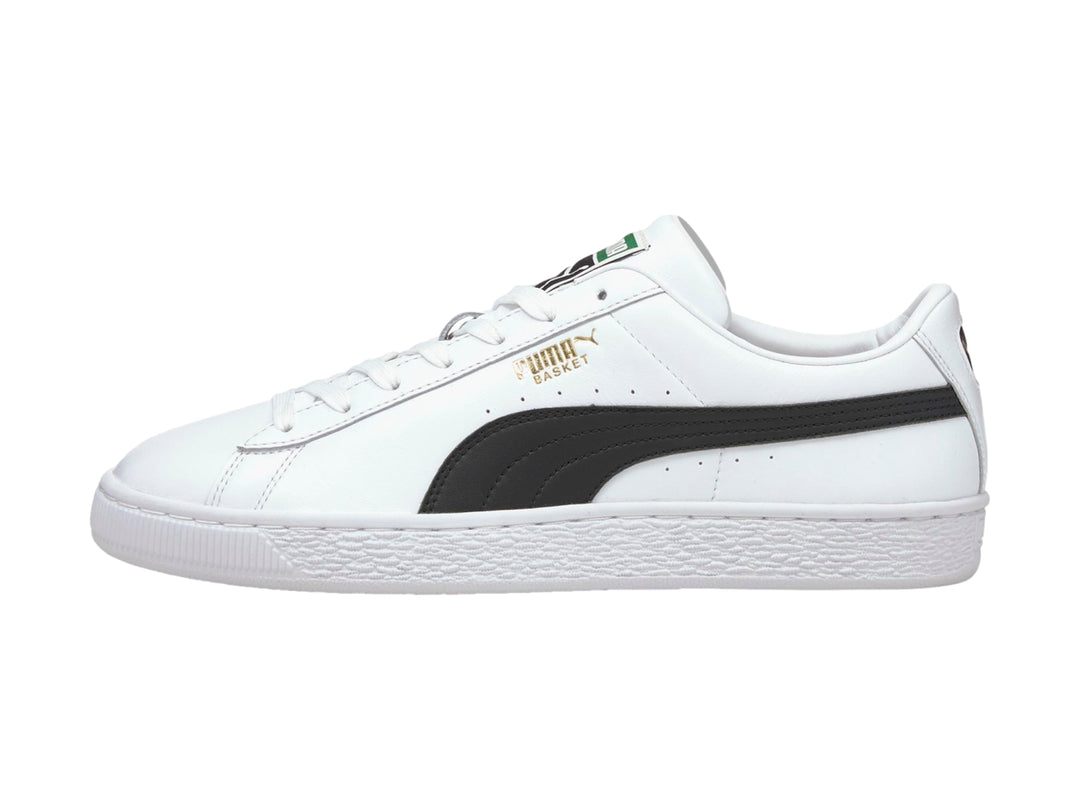 Tenis PUMA Basket Classic XXI en color blanco con franja lateral negra y suela blanca.