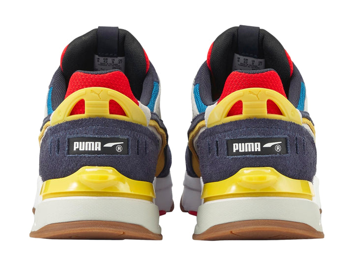 Tenis PUMA Mirage Sport Layers multicolor con detalles en azul, amarillo y rojo sobre suela blanca.