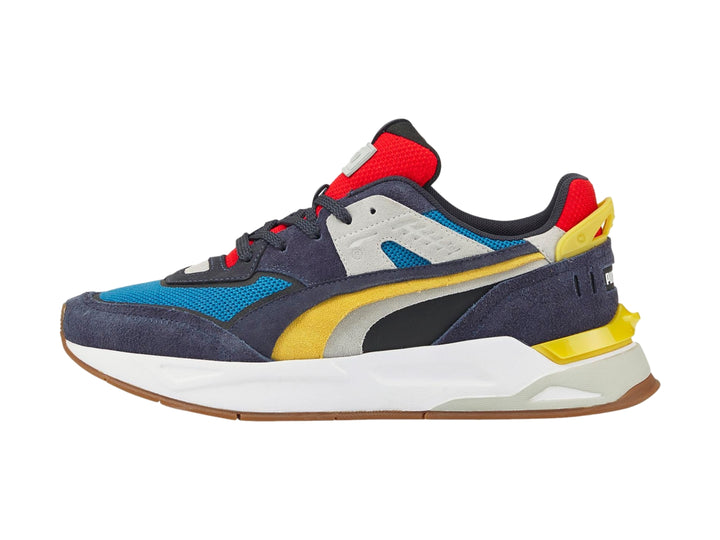 Tenis PUMA Mirage Sport Layers multicolor con detalles en azul, amarillo y rojo sobre suela blanca.