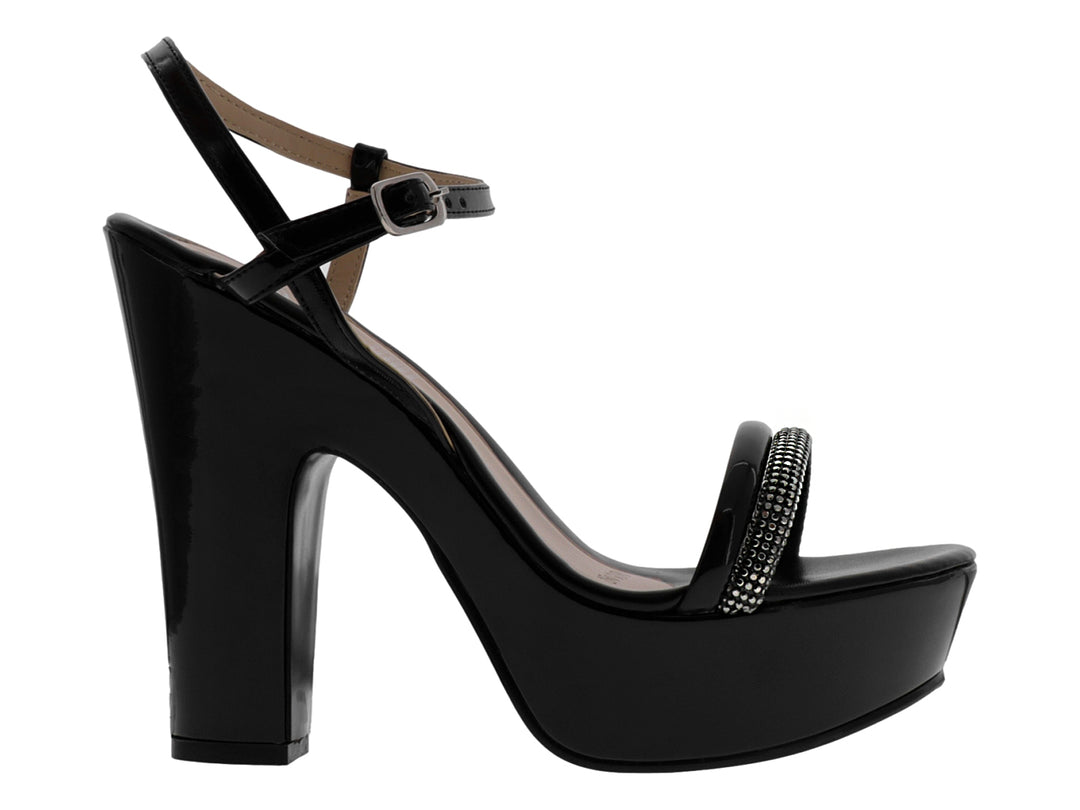 Sandalia de mujer en charol negro con plataforma, tacón grueso y tira frontal decorada con brillantes.