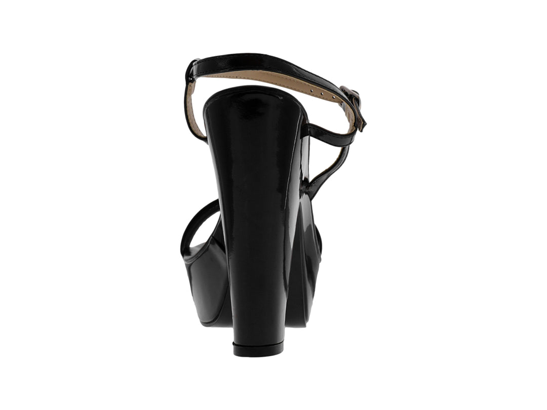 Sandalia de mujer en charol negro con plataforma, tacón grueso y tira frontal decorada con brillantes.