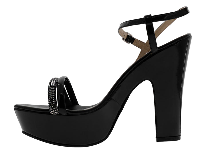 Sandalia de mujer en charol negro con plataforma, tacón grueso y tira frontal decorada con brillantes.