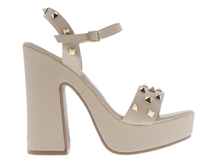 Sandalia de plataforma color beige con tacón alto y detalles de estoperoles dorados.