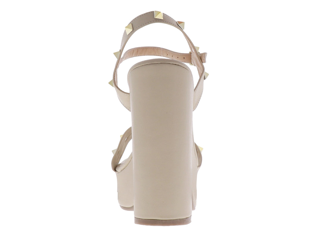 Sandalia de plataforma color beige con tacón alto y detalles de estoperoles dorados.