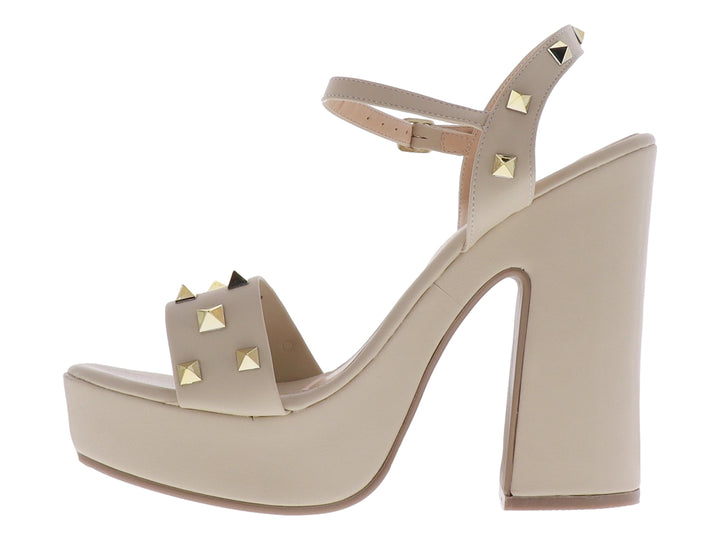 Sandalia de plataforma color beige con tacón alto y detalles de estoperoles dorados.