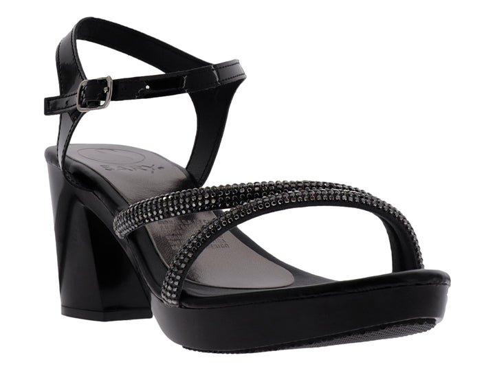 Sandalia negra de charol con tacón grueso, plataforma y tiras decoradas con brillantes.