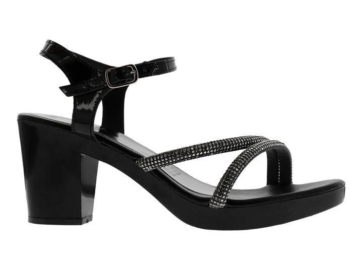 Sandalia negra de charol con tacón grueso, plataforma y tiras decoradas con brillantes.