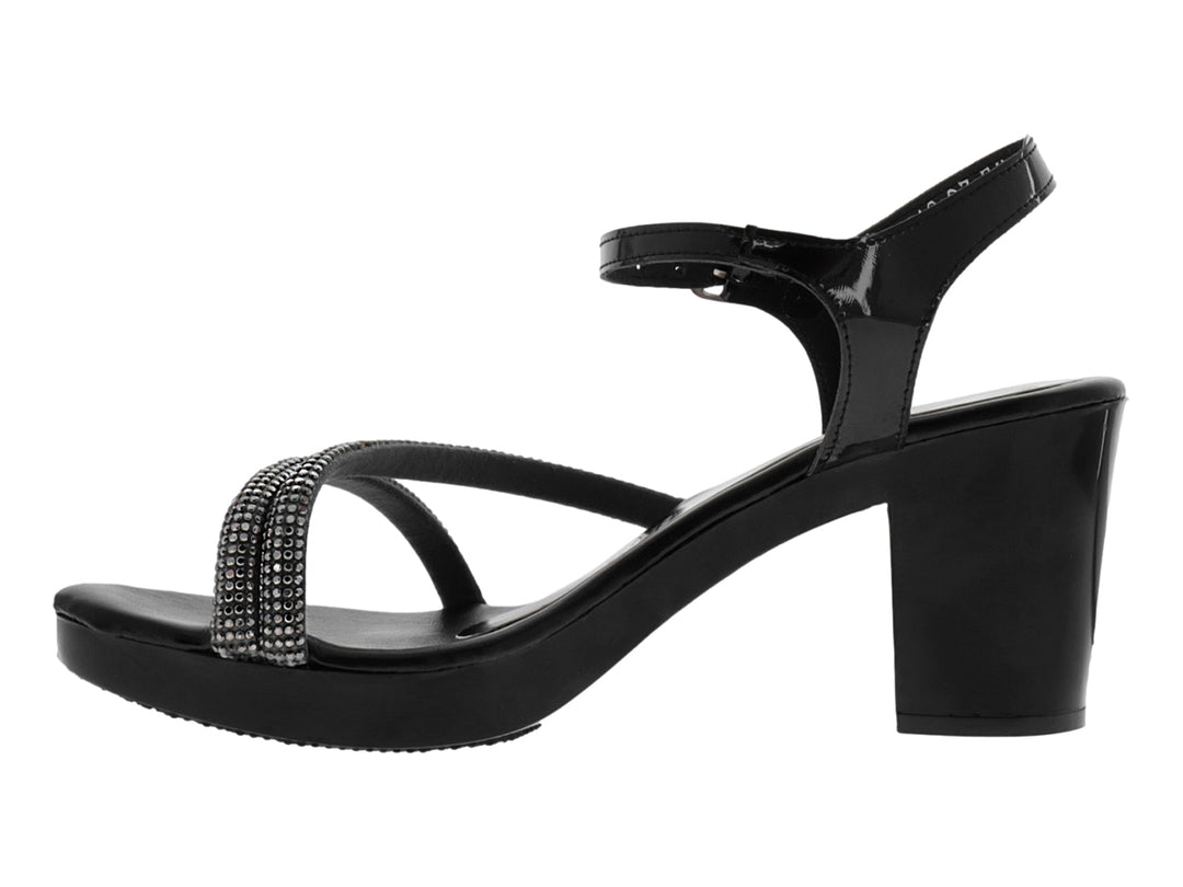Sandalia negra de charol con tacón grueso, plataforma y tiras decoradas con brillantes.