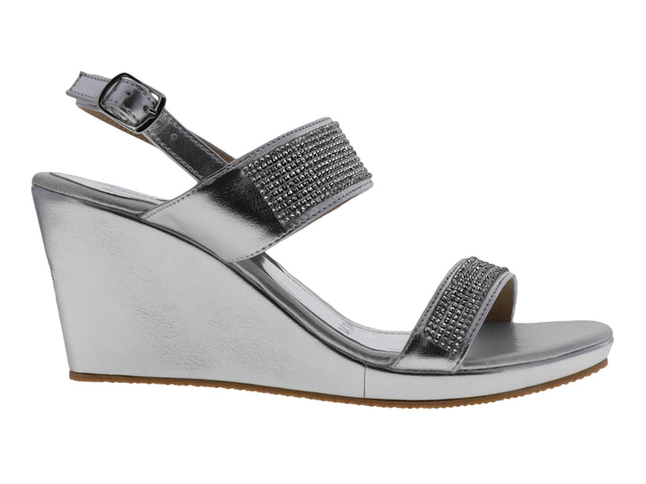 Sandalia de plataforma color plata metálico con detalles de pedrería brillante y correa al tobillo para mujer.