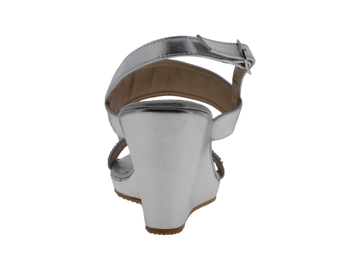 Sandalia de plataforma color plata metálico con detalles de pedrería brillante y correa al tobillo para mujer.