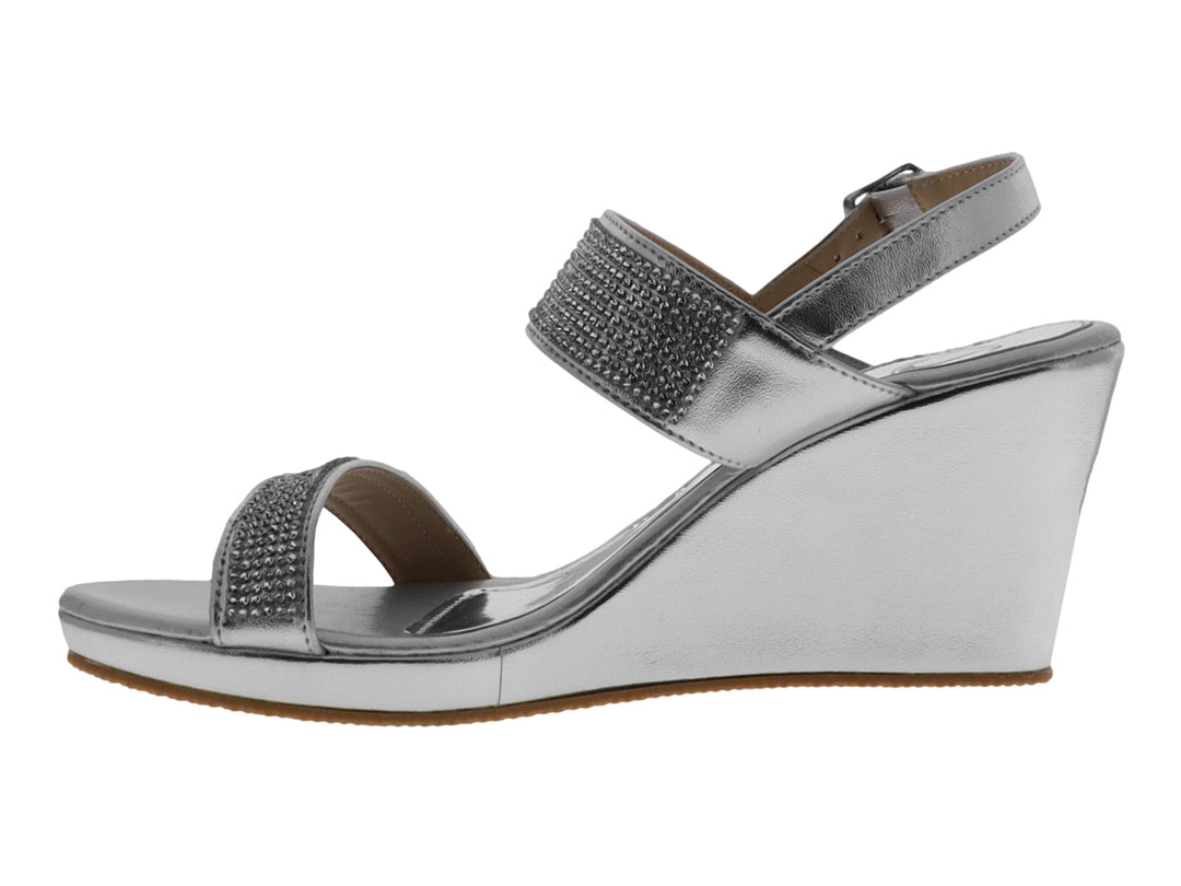 Sandalia de plataforma color plata metálico con detalles de pedrería brillante y correa al tobillo para mujer.