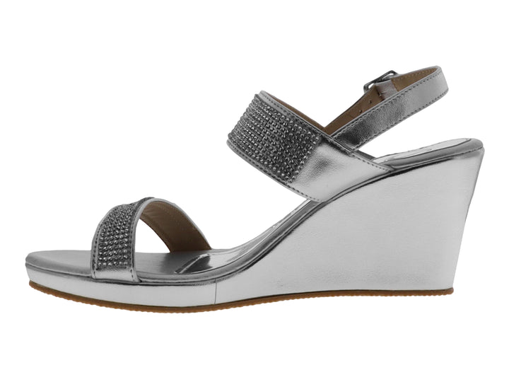 Sandalia de plataforma color plata metálico con detalles de pedrería brillante y correa al tobillo para mujer.