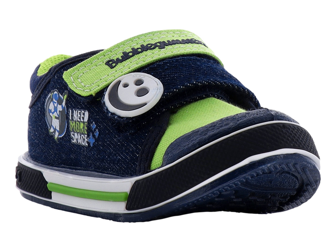 Zapato infantil de mezclilla azul con detalles en verde lima y correa de velcro.