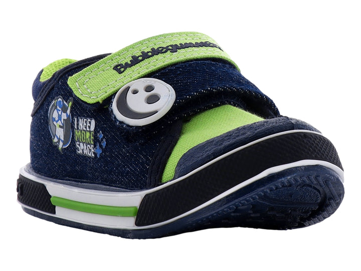 Zapato infantil de mezclilla azul con detalles en verde lima y correa de velcro.