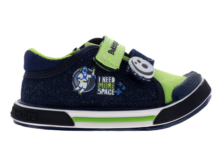 Zapato infantil de mezclilla azul con detalles en verde lima y correa de velcro.
