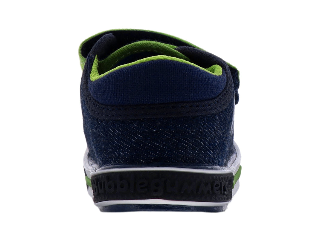 Zapato infantil de mezclilla azul con detalles en verde lima y correa de velcro.