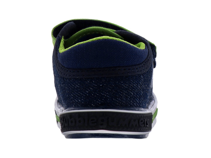 Zapato infantil de mezclilla azul con detalles en verde lima y correa de velcro.