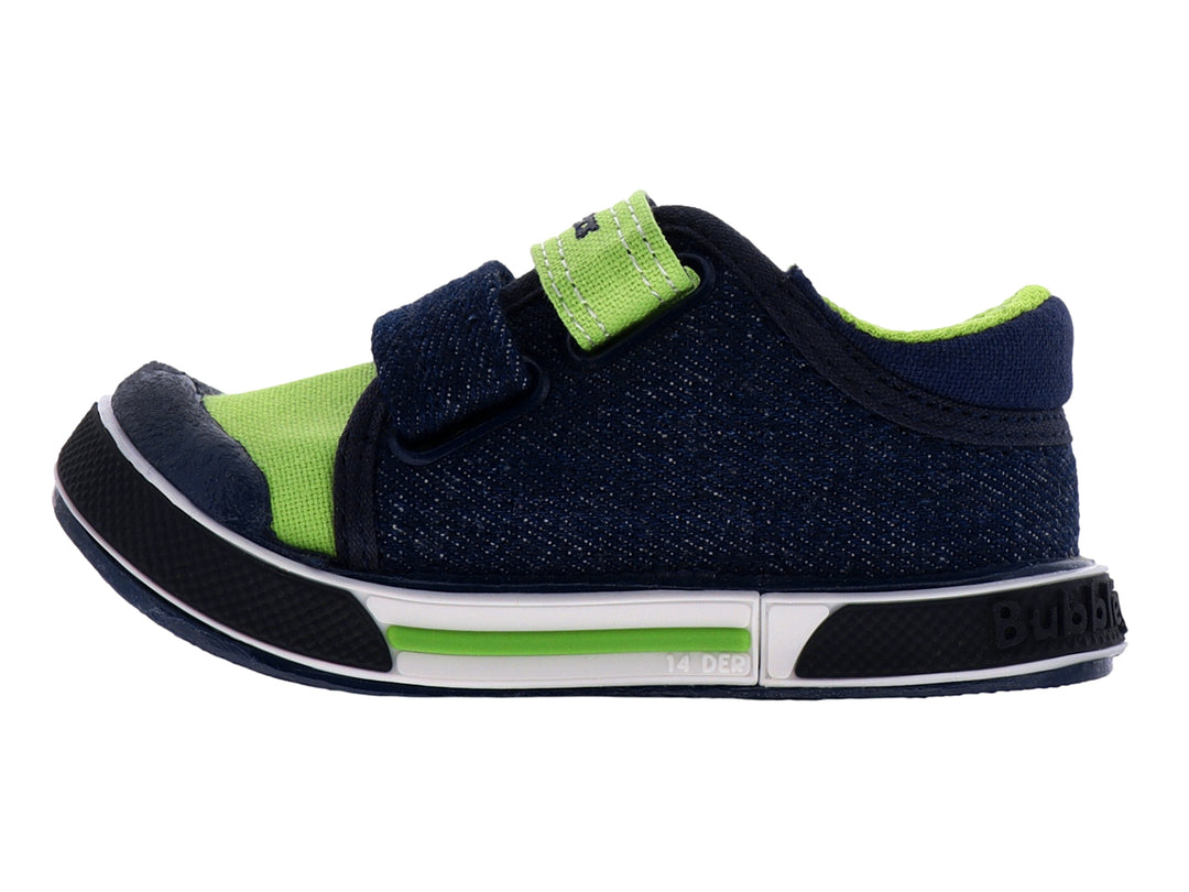 Zapato infantil de mezclilla azul con detalles en verde lima y correa de velcro.