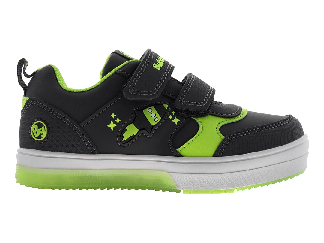 Tenis infantiles color gris con detalles en verde neón, cierre de velcro y diseño de cohete lateral.