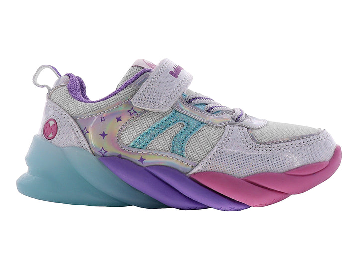 Tenis deportivos infantiles color plata con suela en tonos rosa, morado y azul.