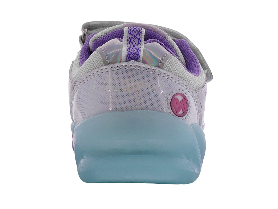Tenis deportivos infantiles color plata con suela en tonos rosa, morado y azul.