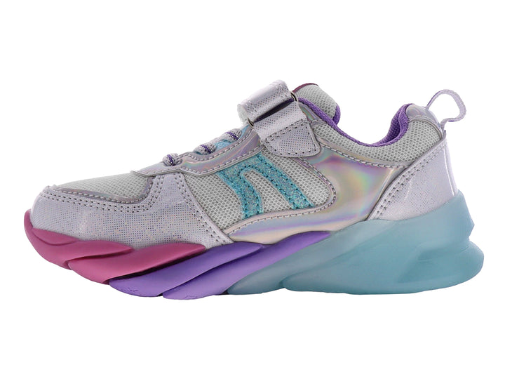Tenis deportivos infantiles color plata con suela en tonos rosa, morado y azul.