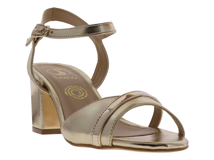 Sandalia elegante de color dorado con tacón cuadrado y correa al tobillo.
