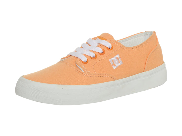 Zapato casual DC Shoes de lona color naranja con suela y cordones blancos.