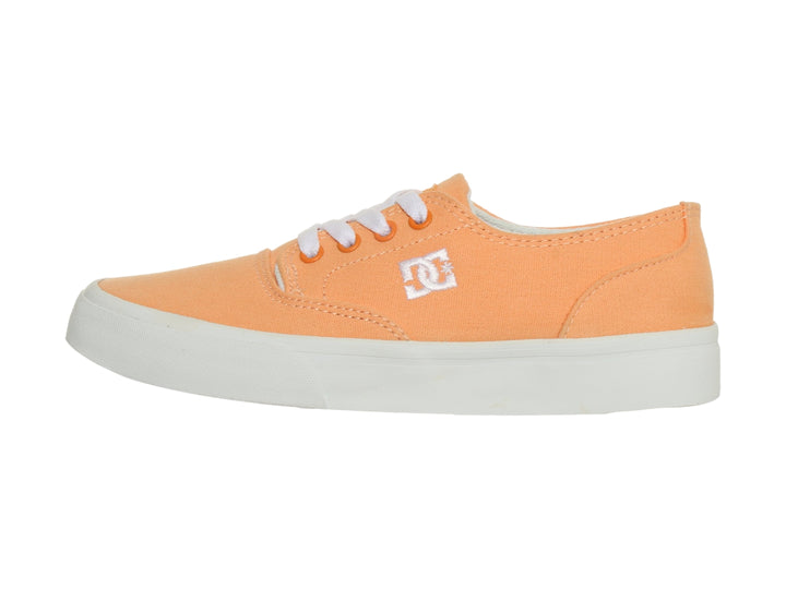Zapato casual DC Shoes de lona color naranja con suela y cordones blancos.