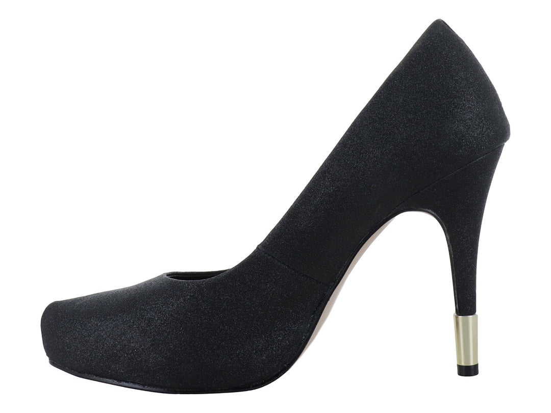 Zapato de tacón alto color negro con un detalle dorado en la base del tacón, estilo elegante para mujer.