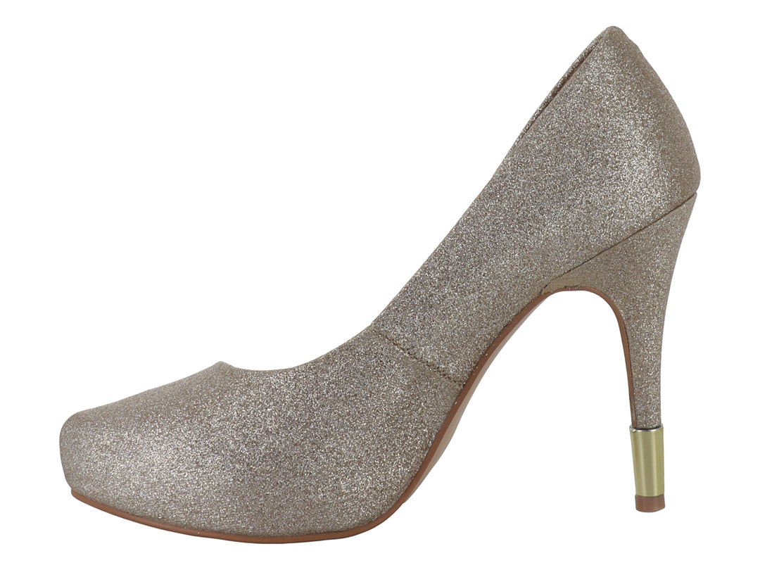 Zapato de tacón alto color plateado brillante con detalle dorado en la base del tacón.