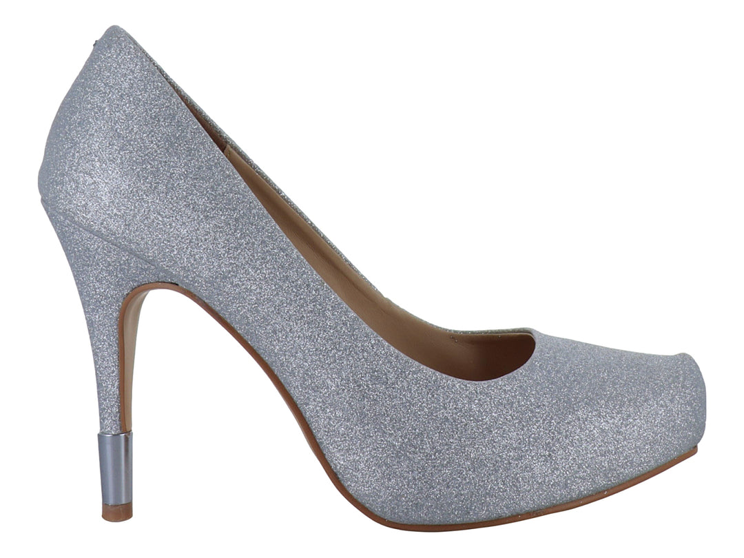 Zapato de tacón alto color plata con acabado brillante y plataforma, ideal para eventos elegantes.