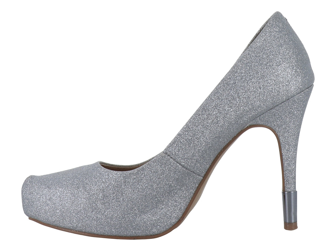 Zapato de tacón alto color plata con acabado brillante y plataforma, ideal para eventos elegantes.