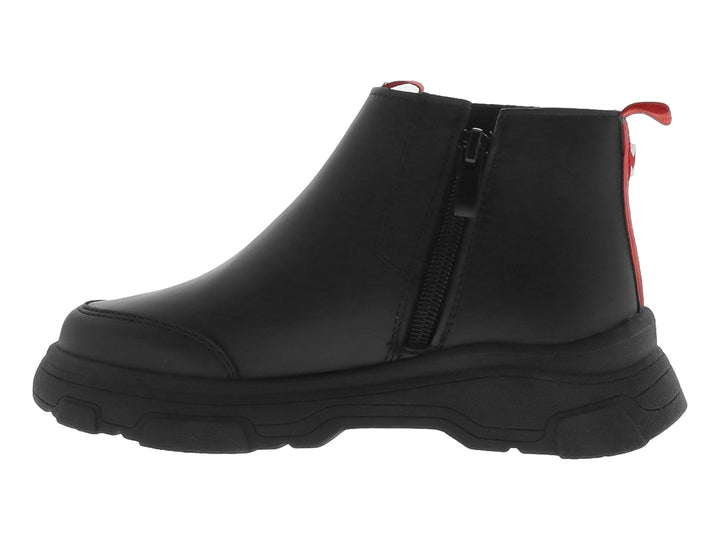 Botín negro infantil con diseño de Mickey Mouse y tira roja en el talón.