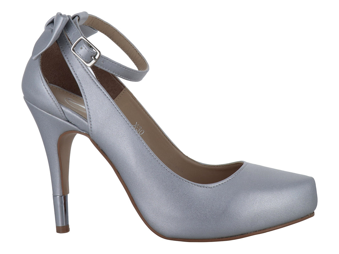 Zapato de tacón alto color plata con correa al tobillo y acabado brillante para mujer.