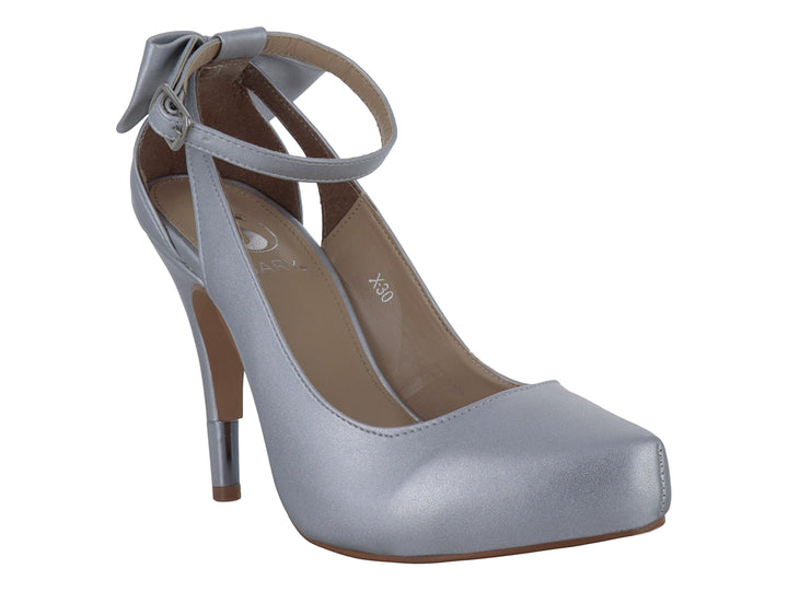 Zapato de tacón alto color plata con correa al tobillo y acabado brillante para mujer.