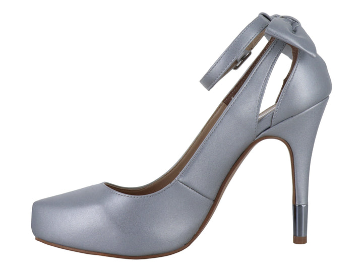 Zapato de tacón alto color plata con correa al tobillo y acabado brillante para mujer.