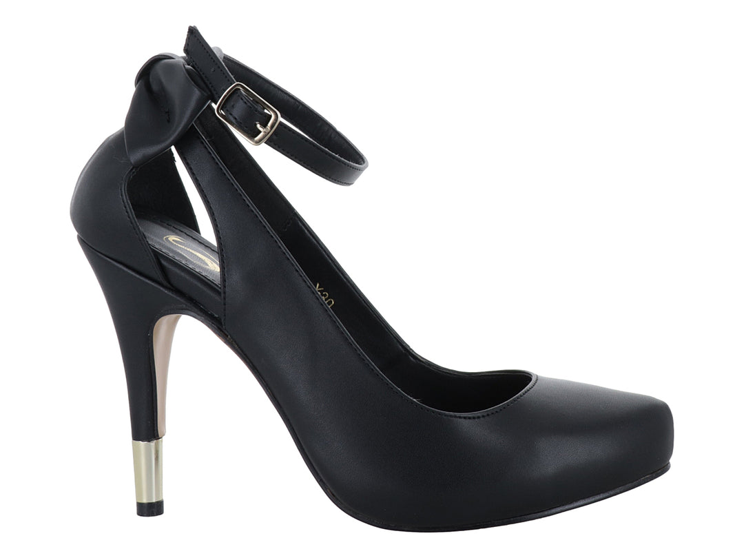 Zapato de tacón alto negro con plataforma, correa al tobillo y detalle dorado en la base del tacón.