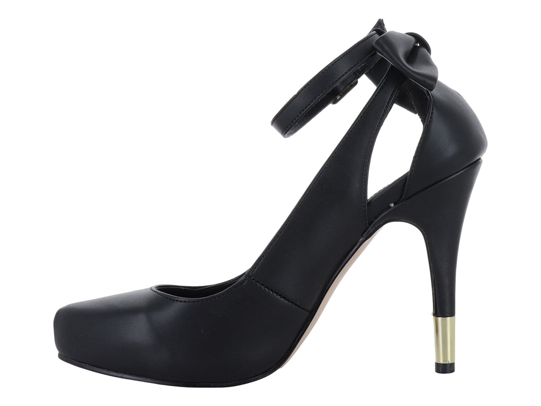 Zapato de tacón alto negro con plataforma, correa al tobillo y detalle dorado en la base del tacón.