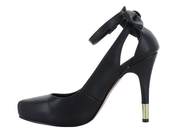 Zapato de tacón alto negro con plataforma, correa al tobillo y detalle dorado en la base del tacón.