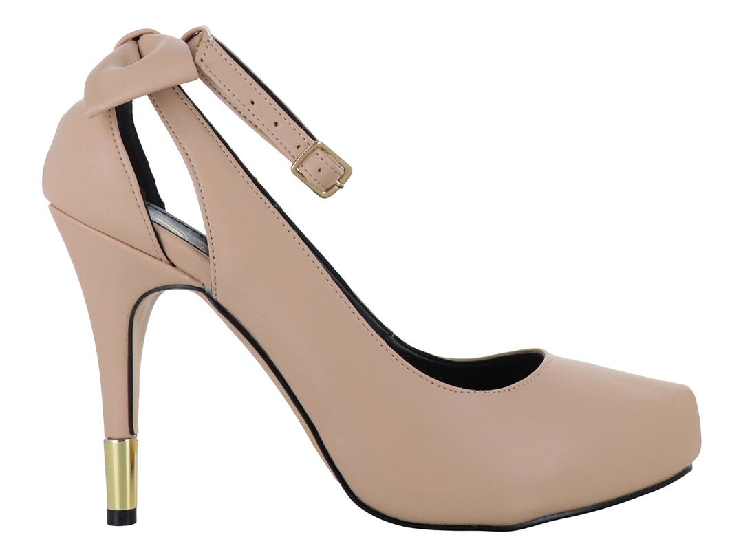 Zapato de tacón alto color beige con plataforma, correa al tobillo y detalle dorado en la base del tacón.