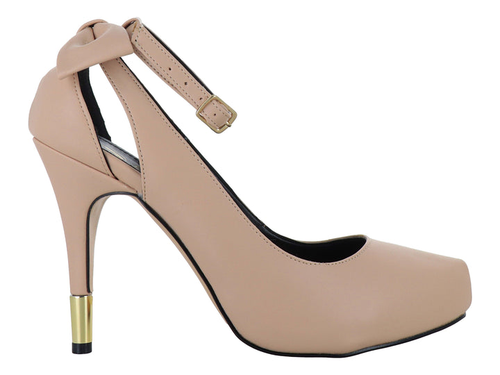 Zapato de tacón alto color beige con plataforma, correa al tobillo y detalle dorado en la base del tacón.