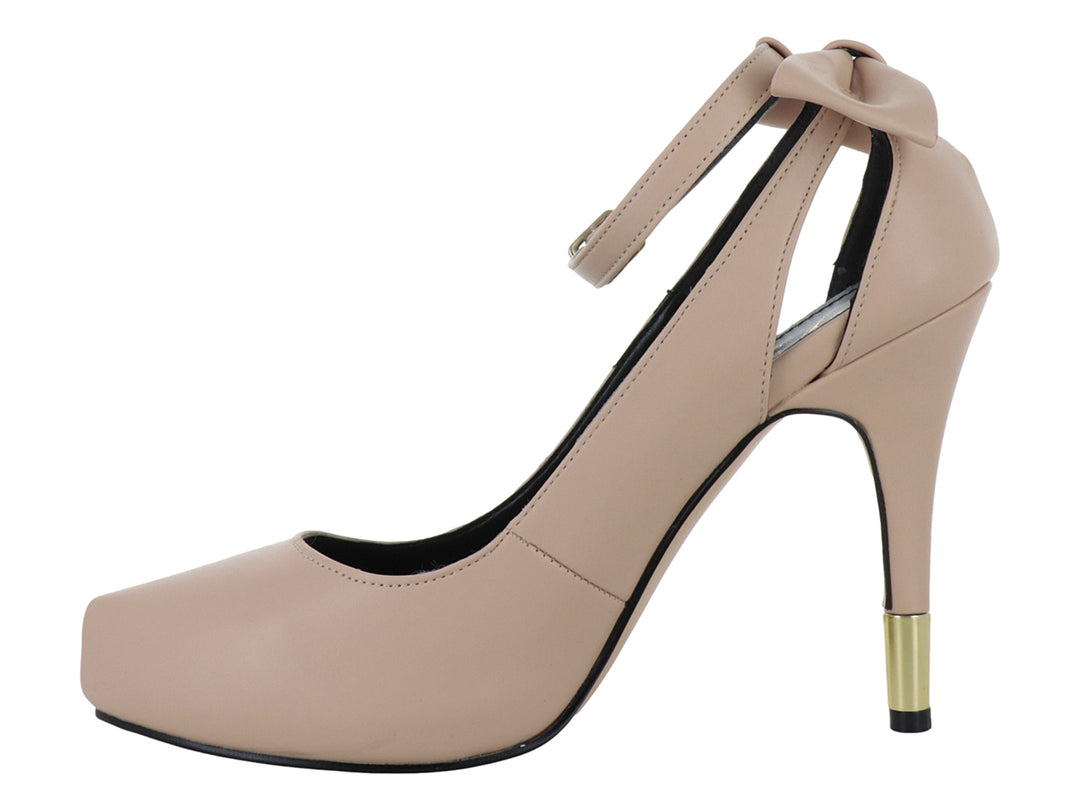 Zapato de tacón alto color beige con plataforma, correa al tobillo y detalle dorado en la base del tacón.