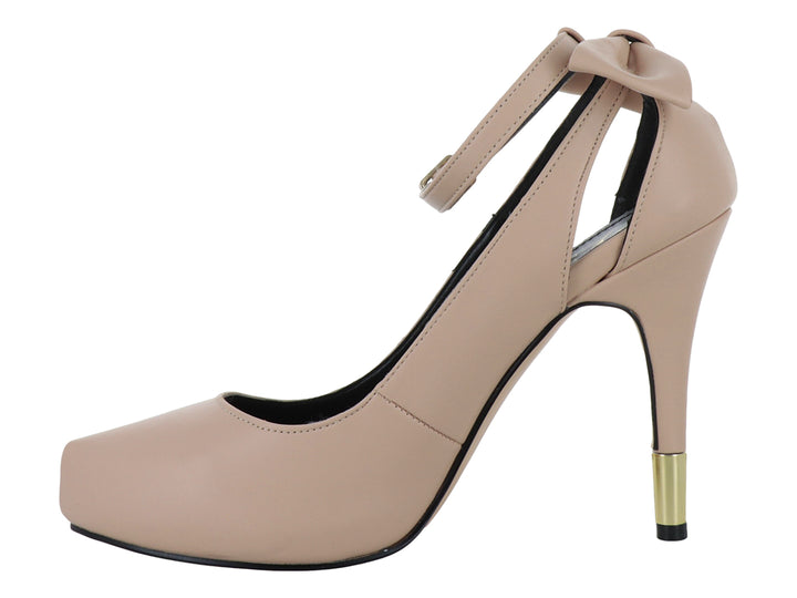 Zapato de tacón alto color beige con plataforma, correa al tobillo y detalle dorado en la base del tacón.